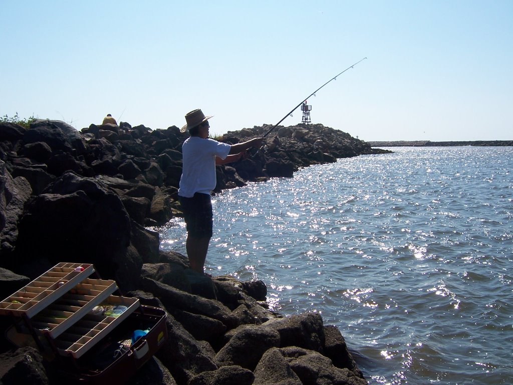 Pescador en el Muelle de San Blas by Roberto  Weekend