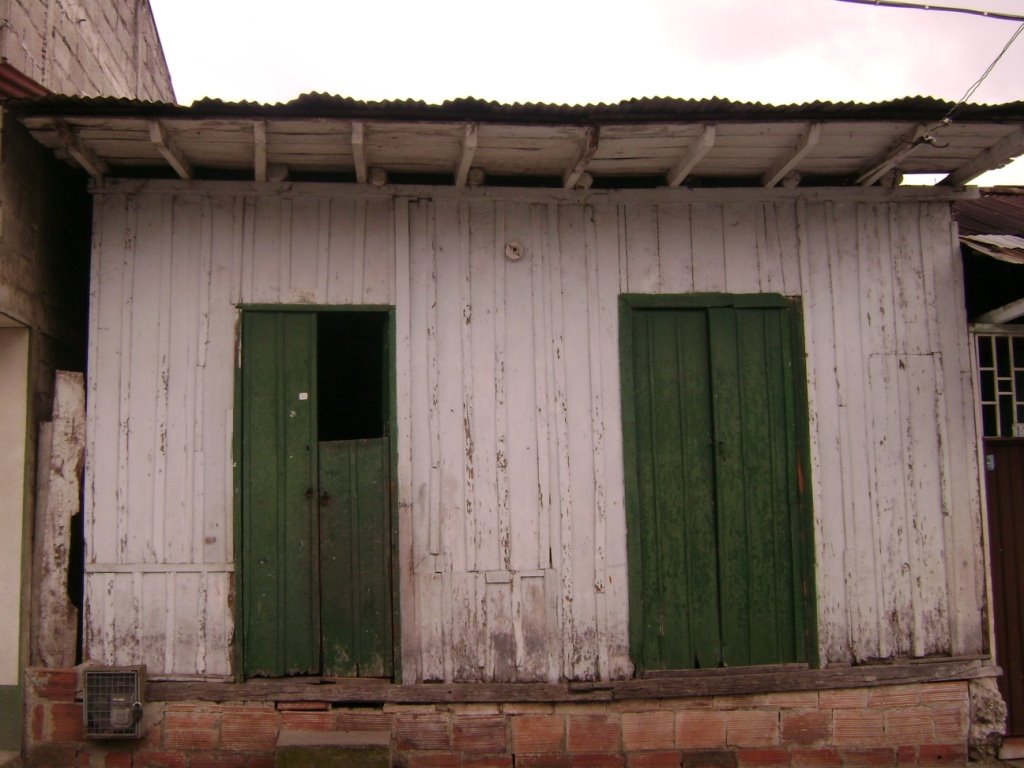 Arquitectura popular del Libano, muros en tablones de madera y techo de zin, fotografia tomada el 6 de febrero del 2008, camara Canon EOS 100, archivo fotografico Servicios Integrales by pedroherrana