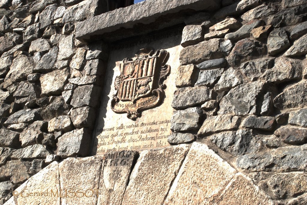 Porta de la Casa de la Vall l'escut d'Andorra. by Gerard MUSSOT