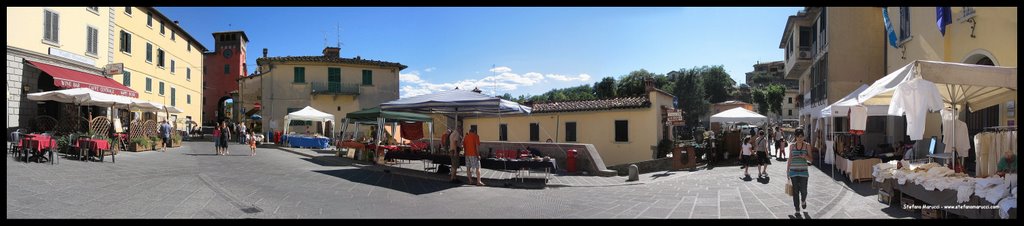 Loro Ciuffenna (AR) - The August market in the main square - Tuscany by Stefano Marucci