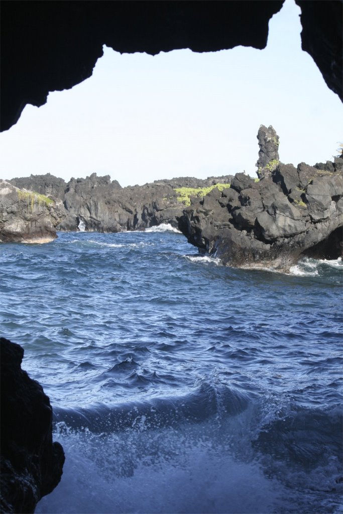 Waianapanapa Cave by looneytoobs