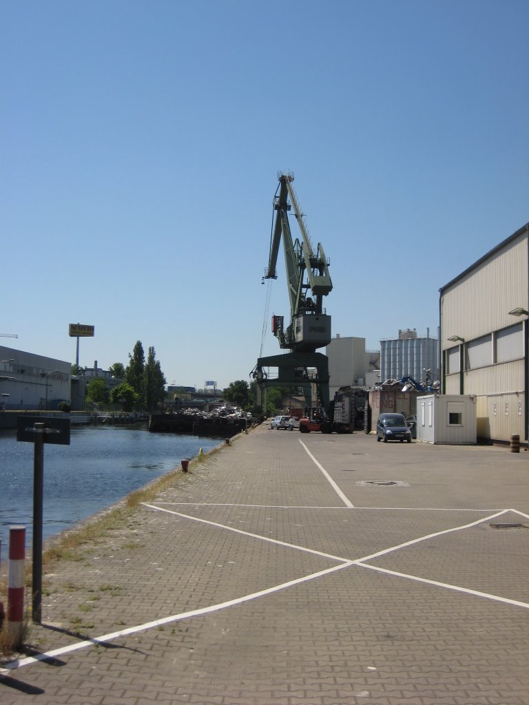 Dźwig w porcie BEHALA neukoln-berlin /crane in behala neukoln harbour by grzegorz_m__WAPW