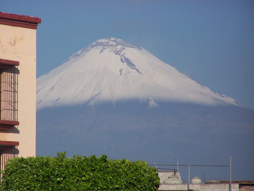 El Popo desde el centro de Cholula by Luis F. Castelán