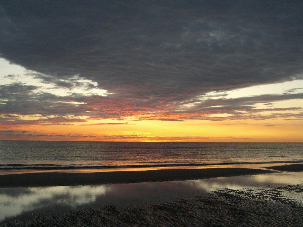 Riccione beach: wonderful sunrise 18 aug 08 by davide giampellegrini