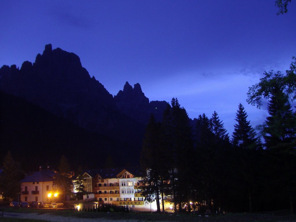 Ecco dov'ero stamattina! (Puntino luminoso sotto la cima Velo della Madonna) by Ilda Casati