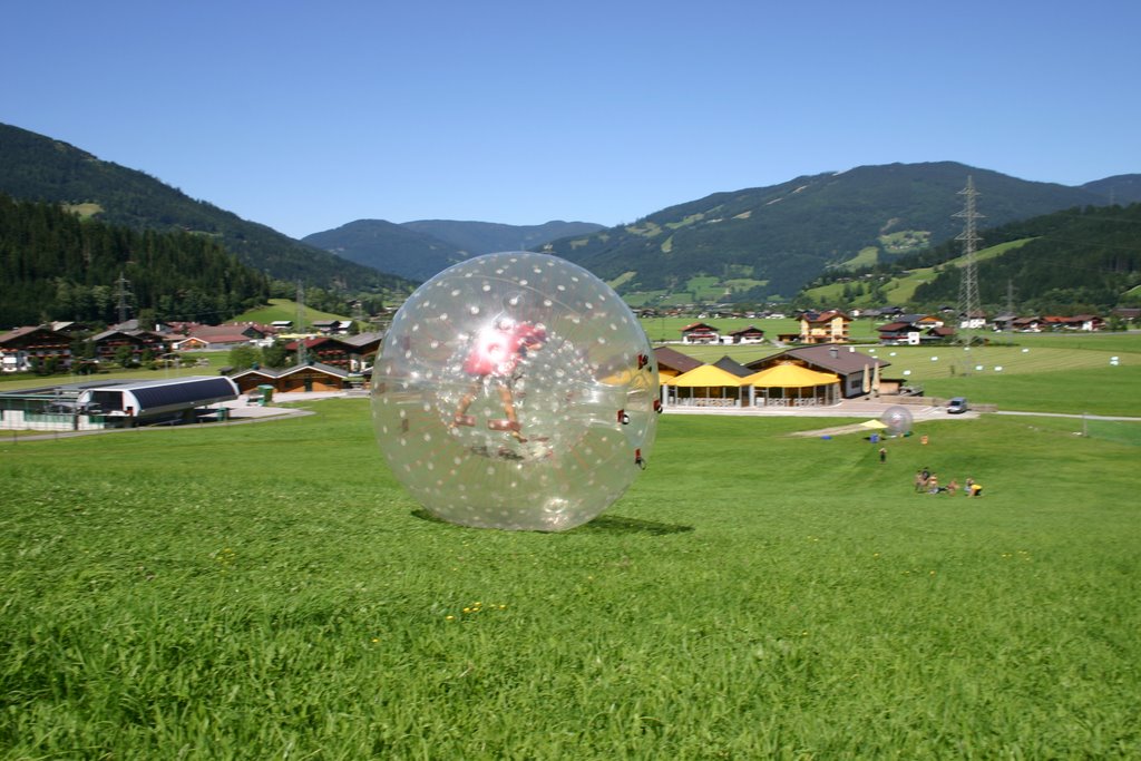 Downhill in der Megakugel - Zorbing in Flachau by funpro