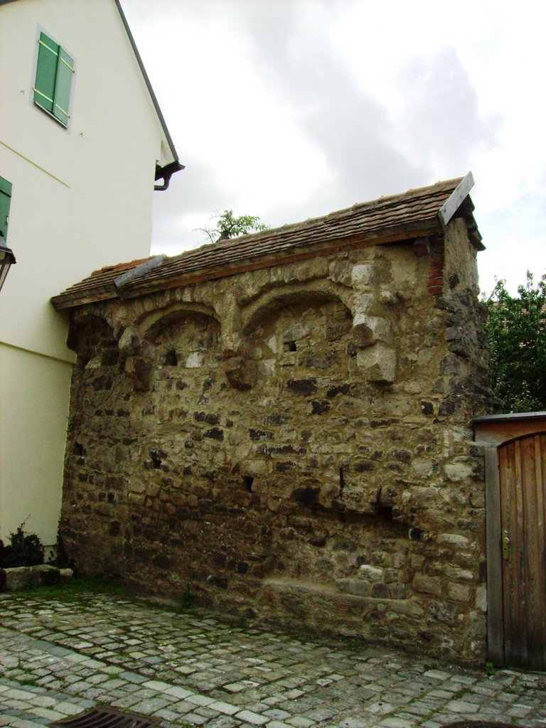 Kleines Stadtmauerstück in Feuchtwangen by Metzner