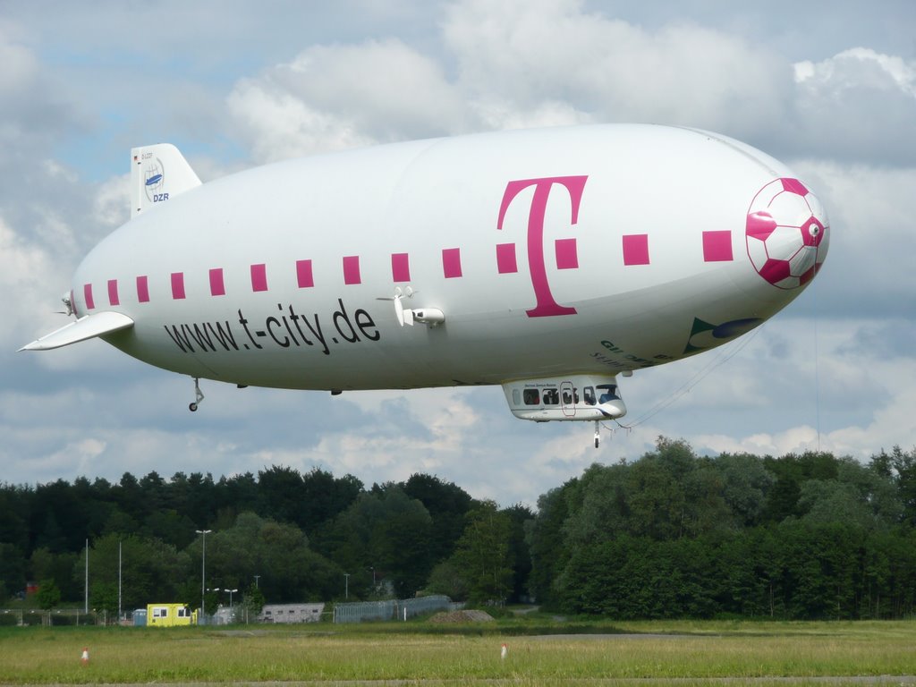 Zeppelin,fussbal 2008, flughafen Friedrichshafen by lucia haarlem