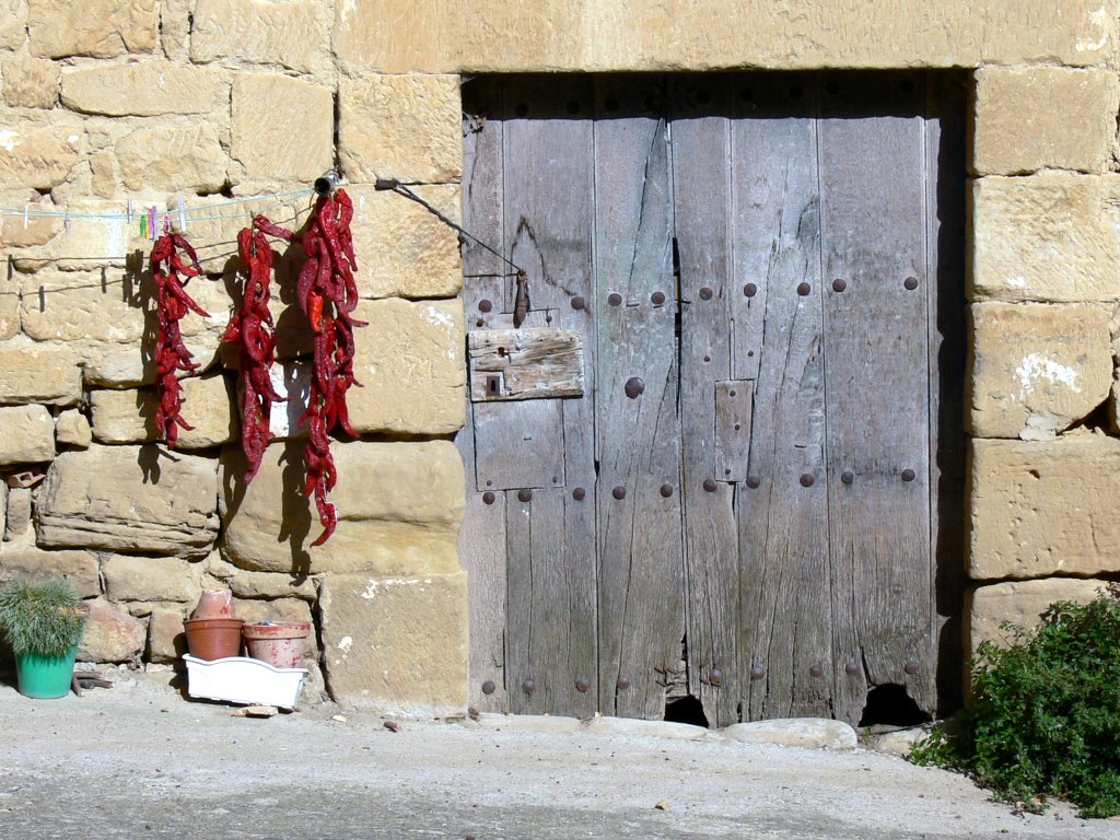 RIVAS DE TERESO (San Vicente de la Sonsierra). La Rioja. 2006. 04. Secando pimientos. by Carlos Sieiro del Nido