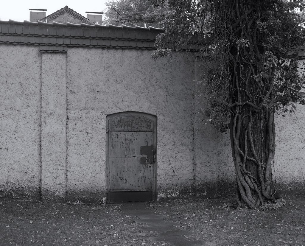 Gedenkstätte Plötzensee: Tür zum Gefängnis by mawabo