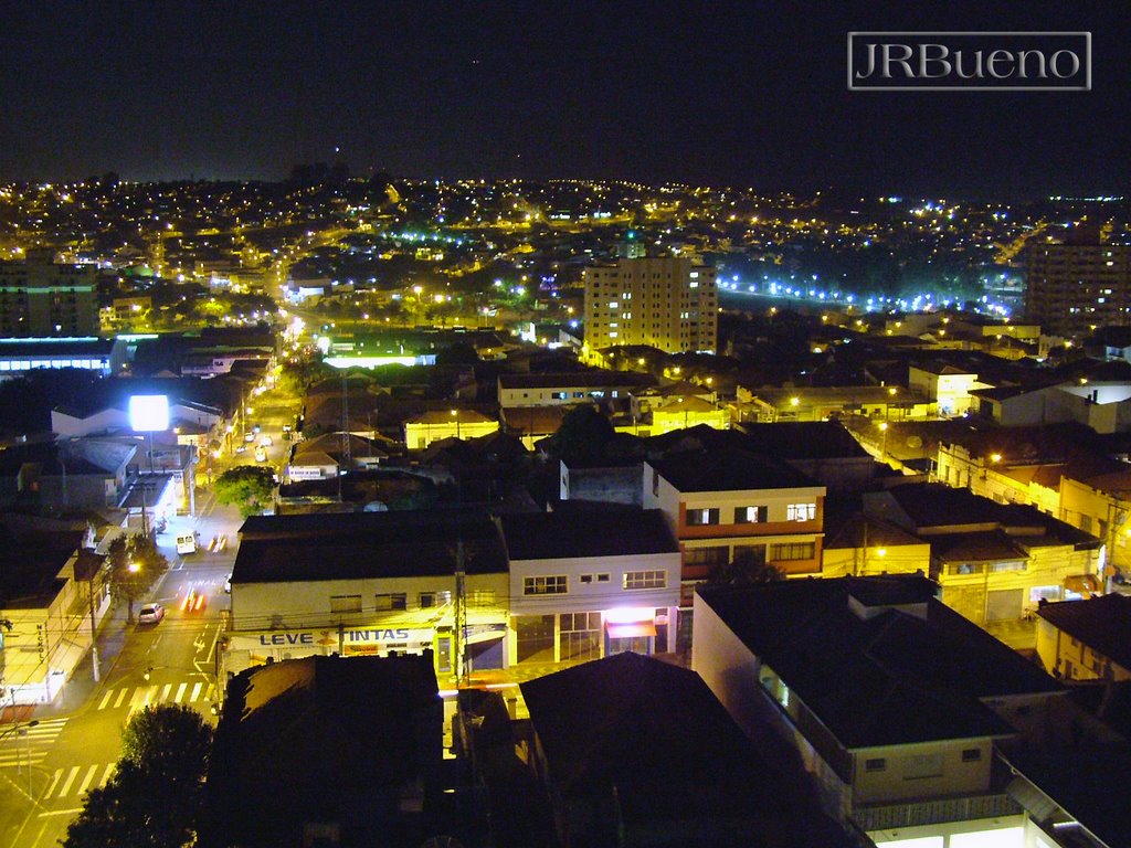 Visão noturna da zona leste, vista do alto do prédio Portal do Sol by José Roberto Bueno