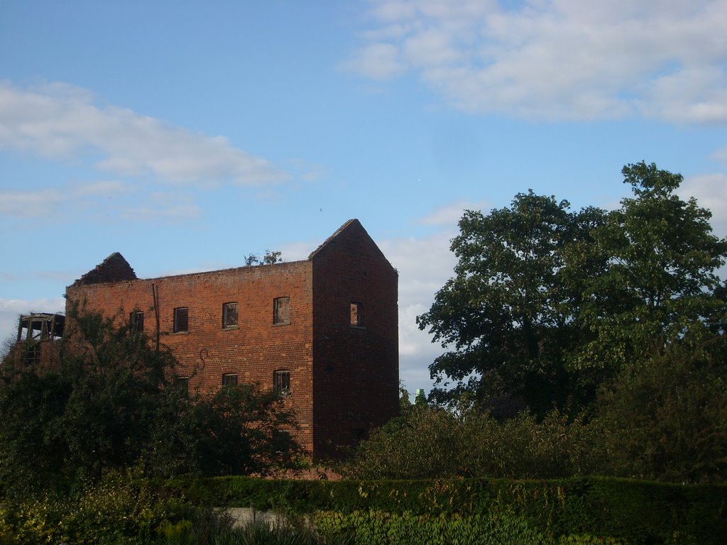 Derelict building on the Thames , Oxford by andy thompsett