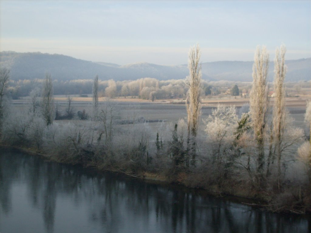 Wintermorning on Dordogne river by zoblij