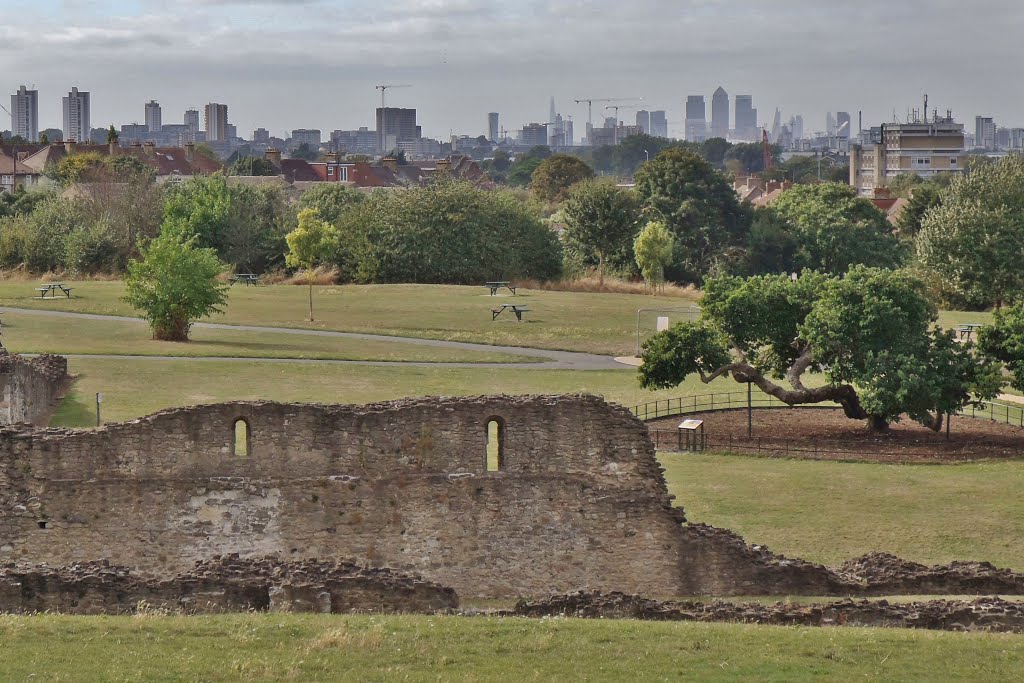 London Skyline from Lesnes Abbey Ruins by Meic W Caerdydd