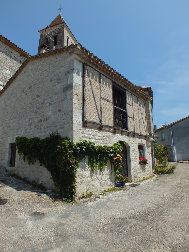 Belle demeure à Saint-Paul-de-Loubressac (bourg) by Yann LESELLIER