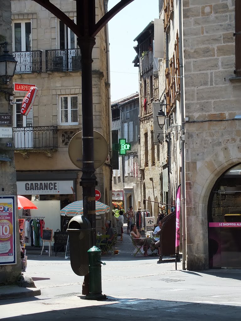 Vue sur la rue Caviale à Figeac (Place Carnot) by Yann LESELLIER