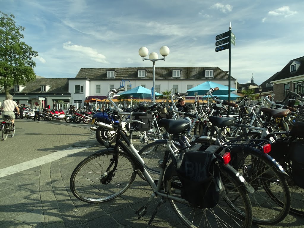 Binnenstad, 3841 Harderwijk, Netherlands by Anne van Loozenoord