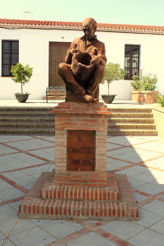 SANLÚCAR DE GUADIANA (HUELVA) MONUMENTO AL CANASTERO (TRADICIÓN SANLÚCAR) by JOSE LUIS OROÑEZ