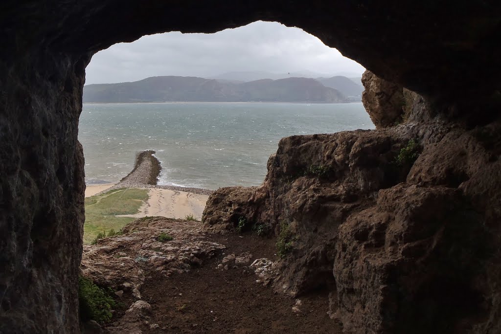 Hen Ogof neu Bwll, Pen Morfa by Meic W Caerdydd