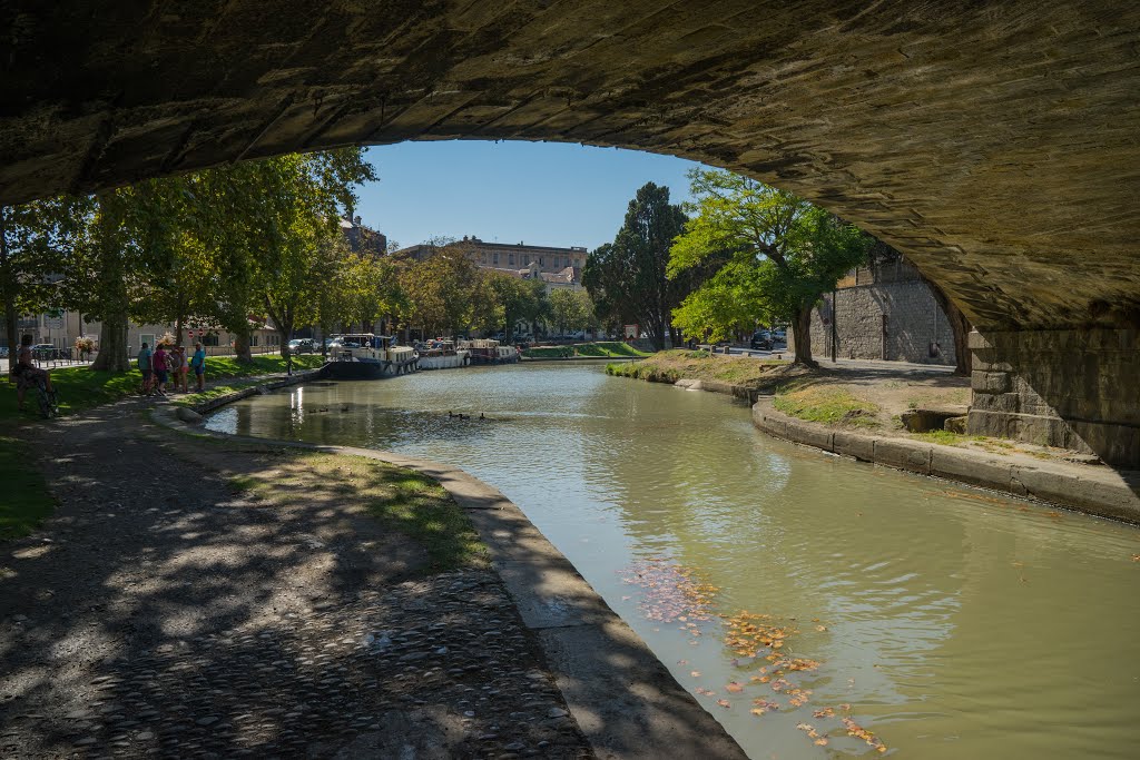 Carcassonne. Doorkijkje onder een van de vele bruggen in het Canal du Midi. by Geert Giesen