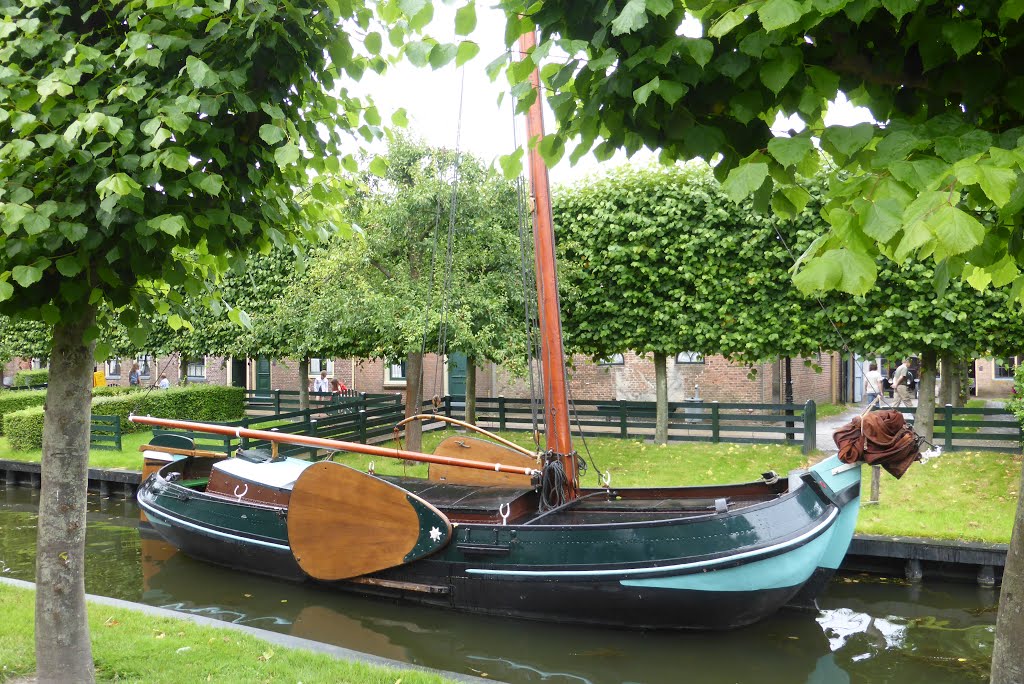 Ouderwets bootje in het Zuiderzeemuseum te Enkhuizen by Helbert Vogelzang