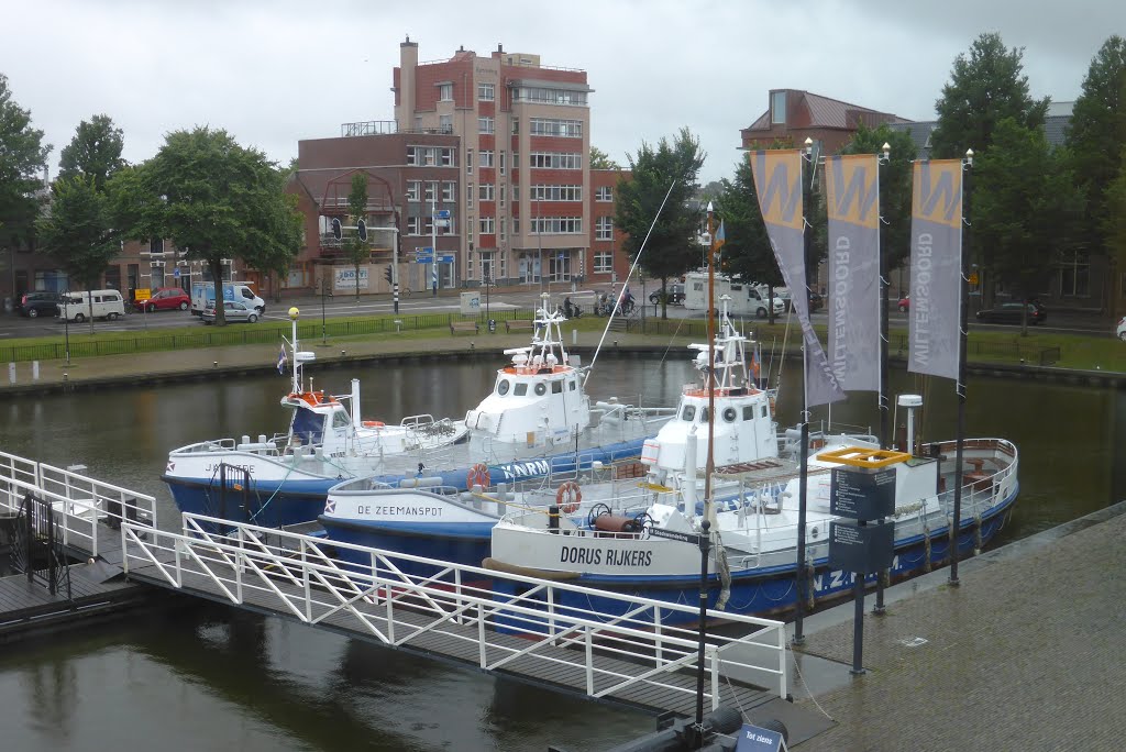 Uitzicht op enkele historische reddingboten te Den Helder by Helbert Vogelzang