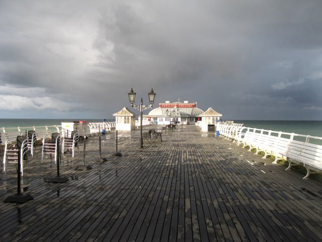 Cromer pier - just before the rain by Tillyfarlar J