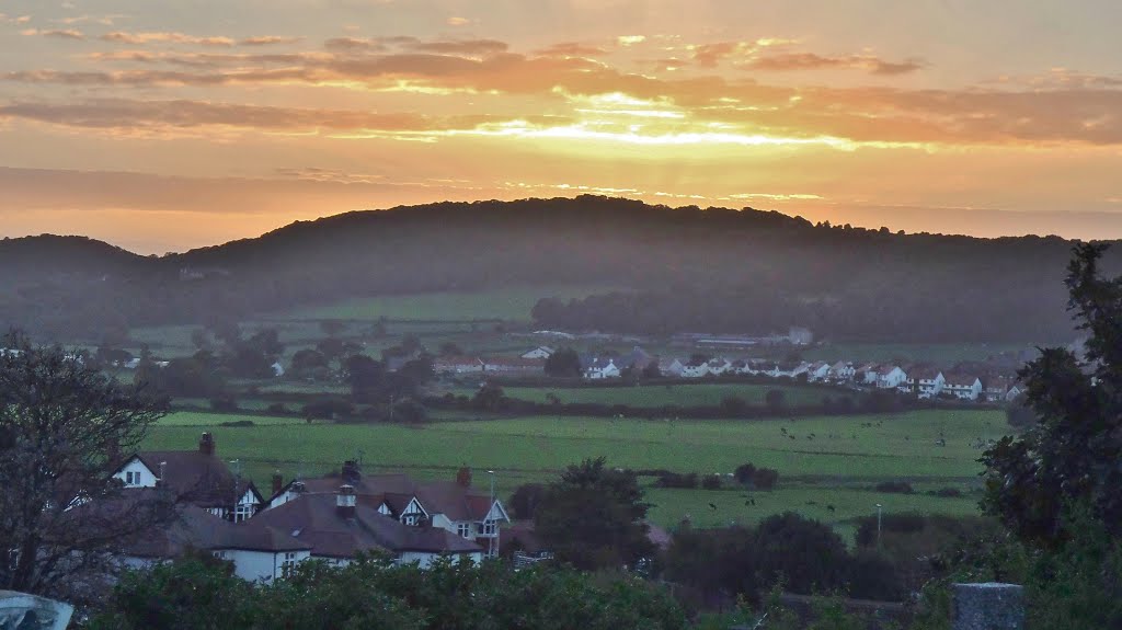 Golwg o Eglwys Llandrillo by Meic W Caerdydd