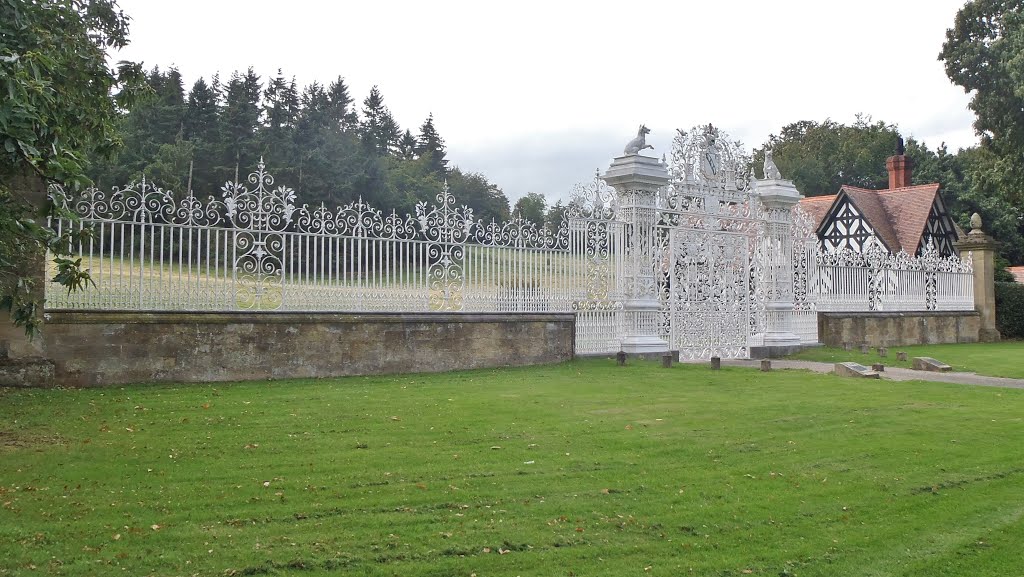 Giatiau Castell y Waun by Meic W Caerdydd