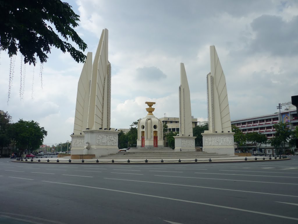 Wat Bowon Niwet, Phra Nakhon, Bangkok 10200, Thailand by VOLGO