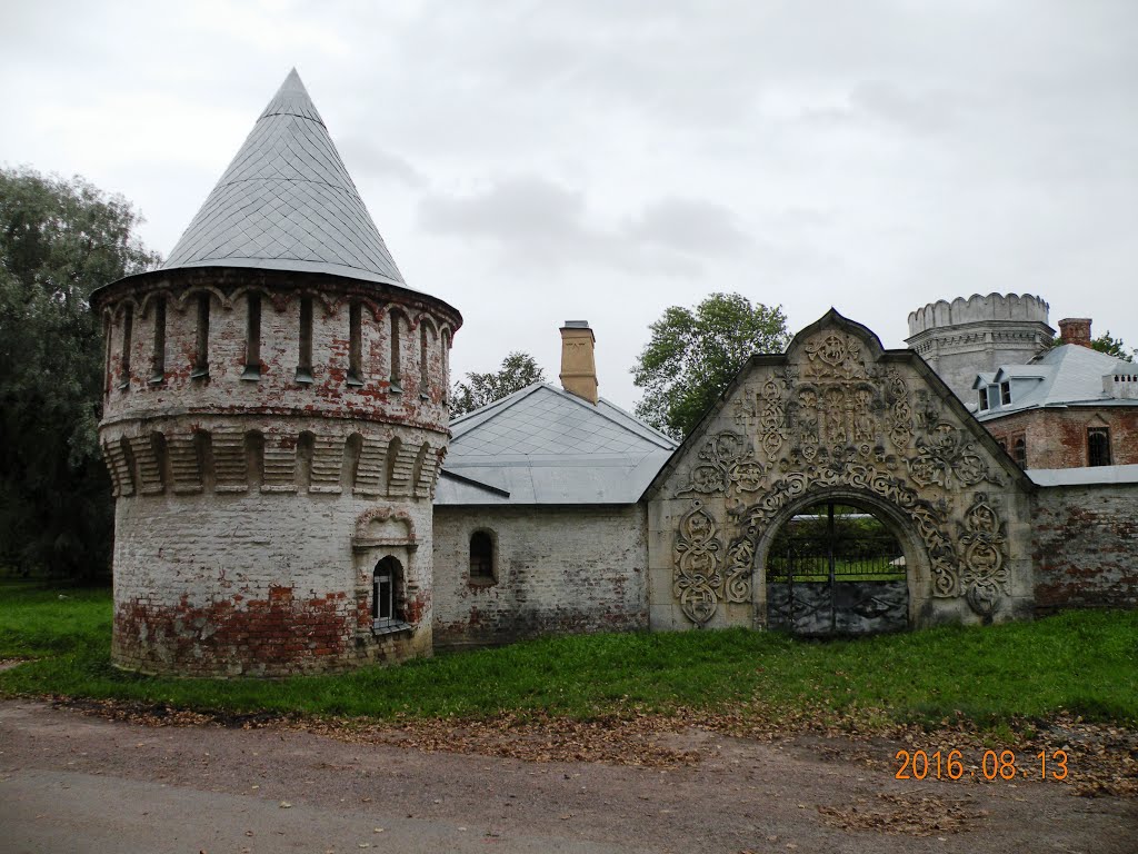 Россия. Пушкин. Феодоровский городок. Северная угловая башня и Белокаменные ворота. by Вячеслав Королев