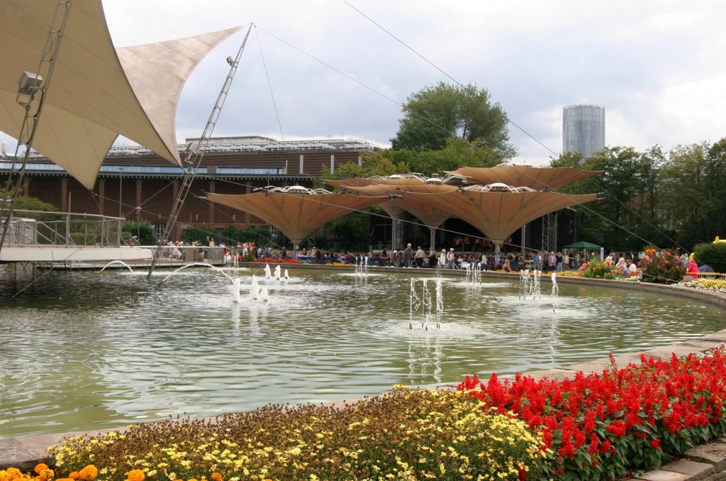 Tanzbrunnen, Köln by Juergen Roesener