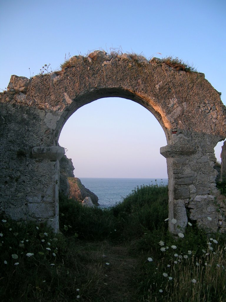 Arco, ermita de san Martin, Celorio, con. Llanes, 2006. by luisleon