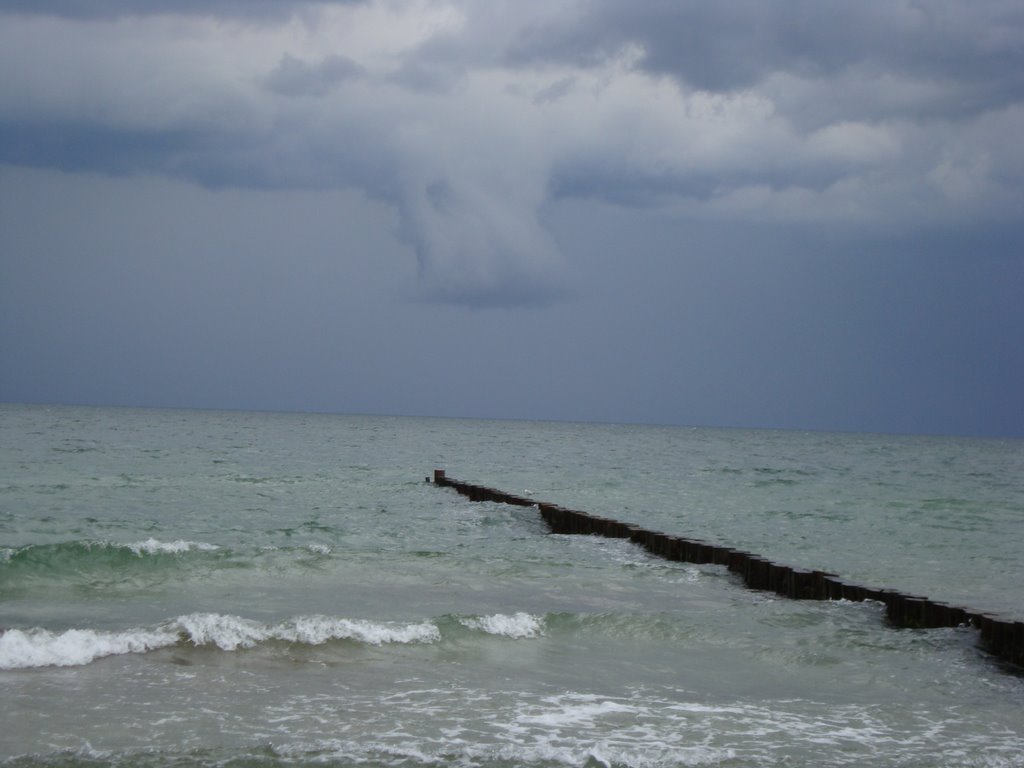 Ein Gewitter zieht auf - Strand Wustrow by Holidayisin