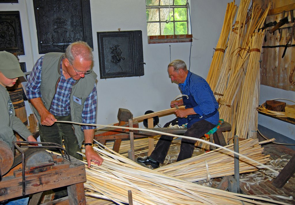 Bandreisserhandwerk - Detlef Büll (re) und Heinz Holtorf zeigen, wie Bandreisser früher in der Elbmarsch gearbeitet haben. by Juliane Herrmann