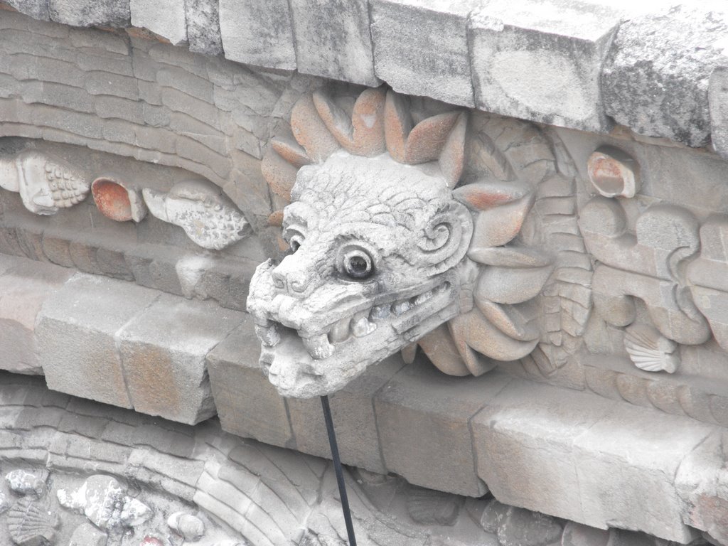 Head in the temple of Quetzalcoatl - Mexico by diego_cue