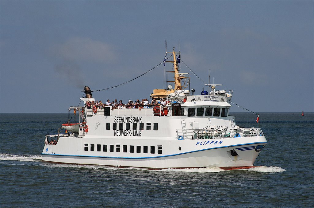 Neuwerkschiff "FLIPPER" bei der Rückkehr nach Cuxhaven by cuxwolf