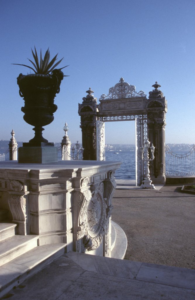 Dolmabahçe Sarayı; Tor zum Bosporus by B.W.