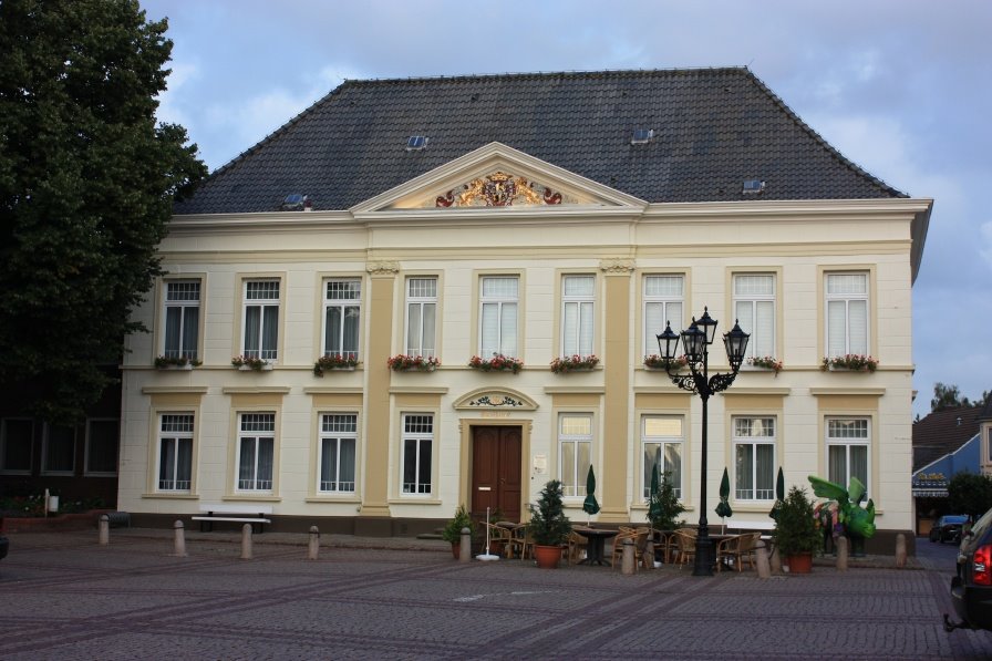 Marktplatz in Esens (Rathaus?) by suedwesthoern