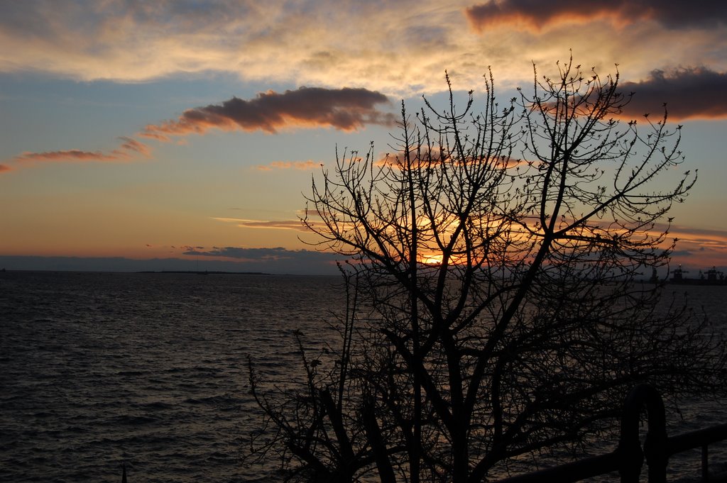 Tramonto sul lungomare tarantino by Luca A. Folino