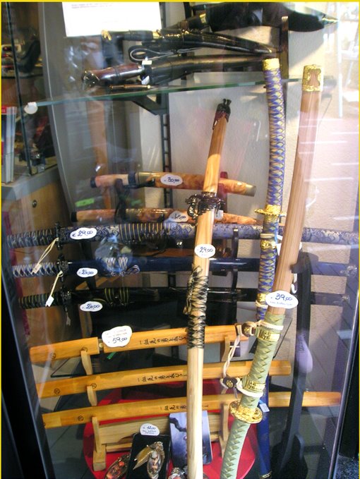 Albenga marc07 Escaparete de Rifles  Knives shop window by esseil