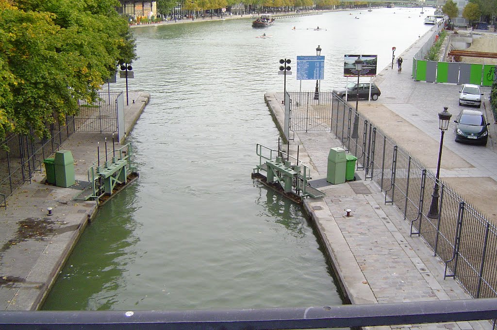 Paris, The dams by the canal of san Martin , France by Kobi Zilberstein