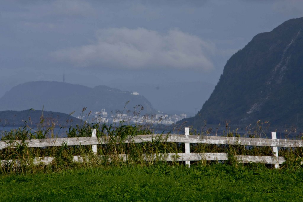 Ålesund fra andre siden av gjerdet, på Alnes by Mathias Hoddevik