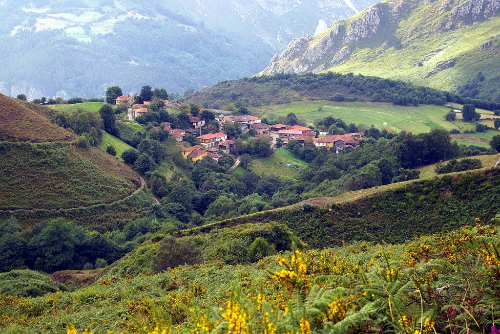 Antoñana, Belmonte de Miranda, Asturias by Antonio Alba