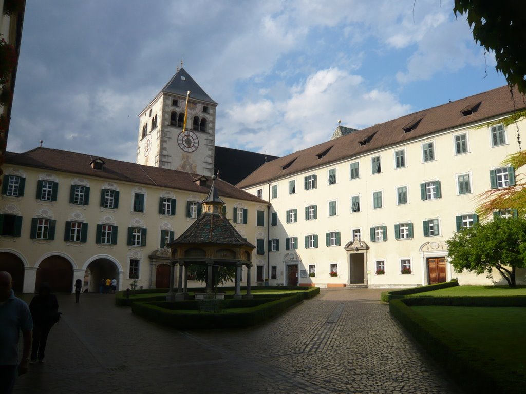 Abbazia di novacella - primo cortile by Madmartigan