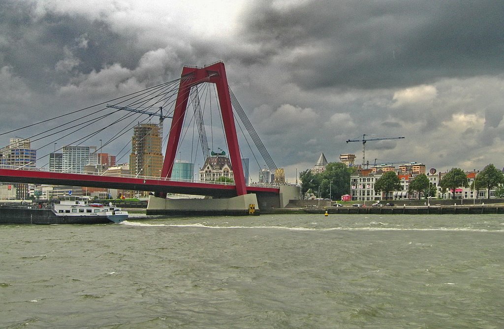 Best indrukwekkend : Rotterdam onder zulk dreigend weer. by Feika