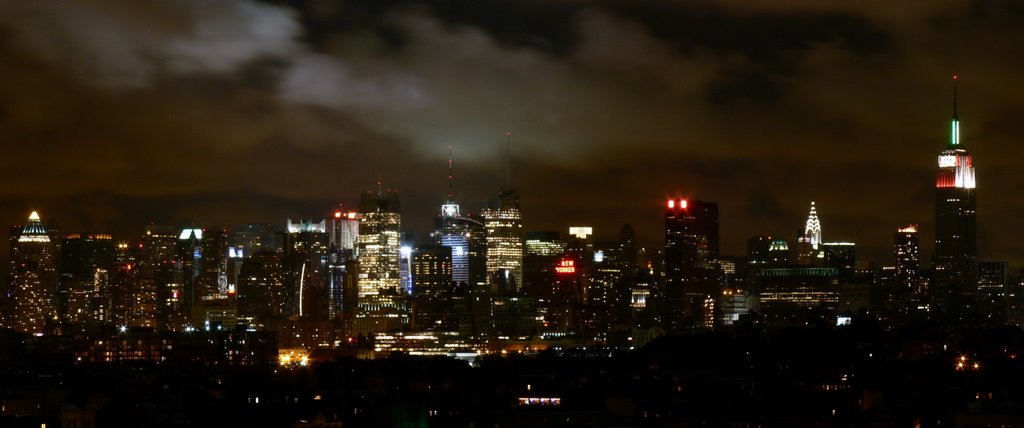 Manhattan at night by Leonardo Espín