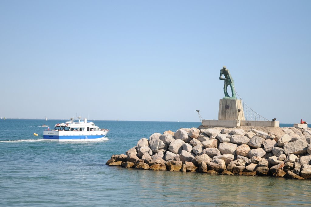 Statue à l'entrée du port de Palavas les flots by Dominique Salé