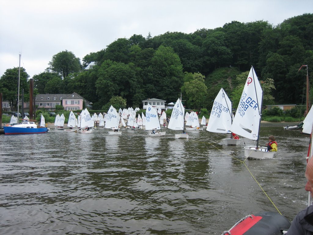 Schlep in Mühlo zur Regatta by Restaurant "Zum Bäck…