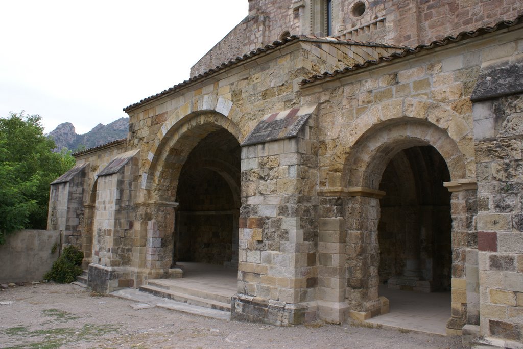 Porxada del monestir de Sta Maria de Gerri de la Sal by Jordi Carbonell